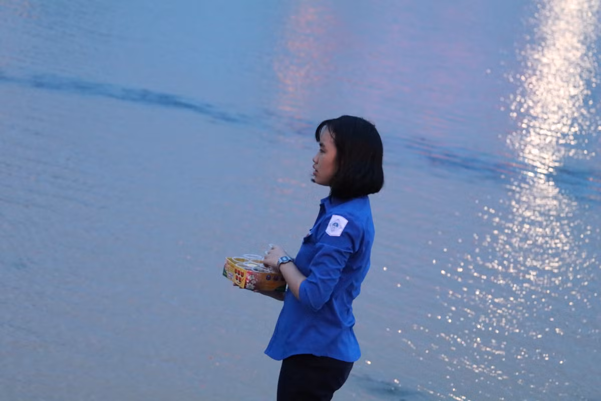 Hơn 5000 ngọn đèn hoa đăng đã được các bạn trẻ của đoàn thanh niên TP Quảng Trị chung tay dưới sự giúp đỡ của chương trình "Đại lễ cầu siêu các Anh hùng Liệt sĩ - Đồng bào tử nạn chiến tranh trên sông Thạch Hãn".