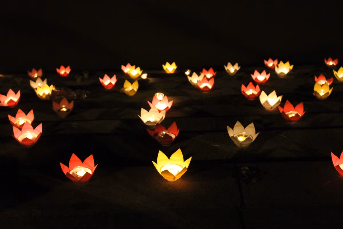 Theo chia sẻ của bạn Hà Anh (đại diện đoàn thanh niên TP Đông Hà - Quảng Trị) chia sẻ: "Em thấy hành động thả đèn hoa đăng tưởng nhớ các Anh hùng - Liệt sĩ trên sông Thạch Hãn hôm nay là một hành động hết sức ý nghĩa và cũng để chúng em có dịp tìm hiểu, ôn lại những kí ức lịch sử hào hùng của dân tộc cũng như tỏ lòng thành kính biết ơn với những bậc ông, cha đã hy sinh xương máu mình để cho chúng em có ngày hôm nay".