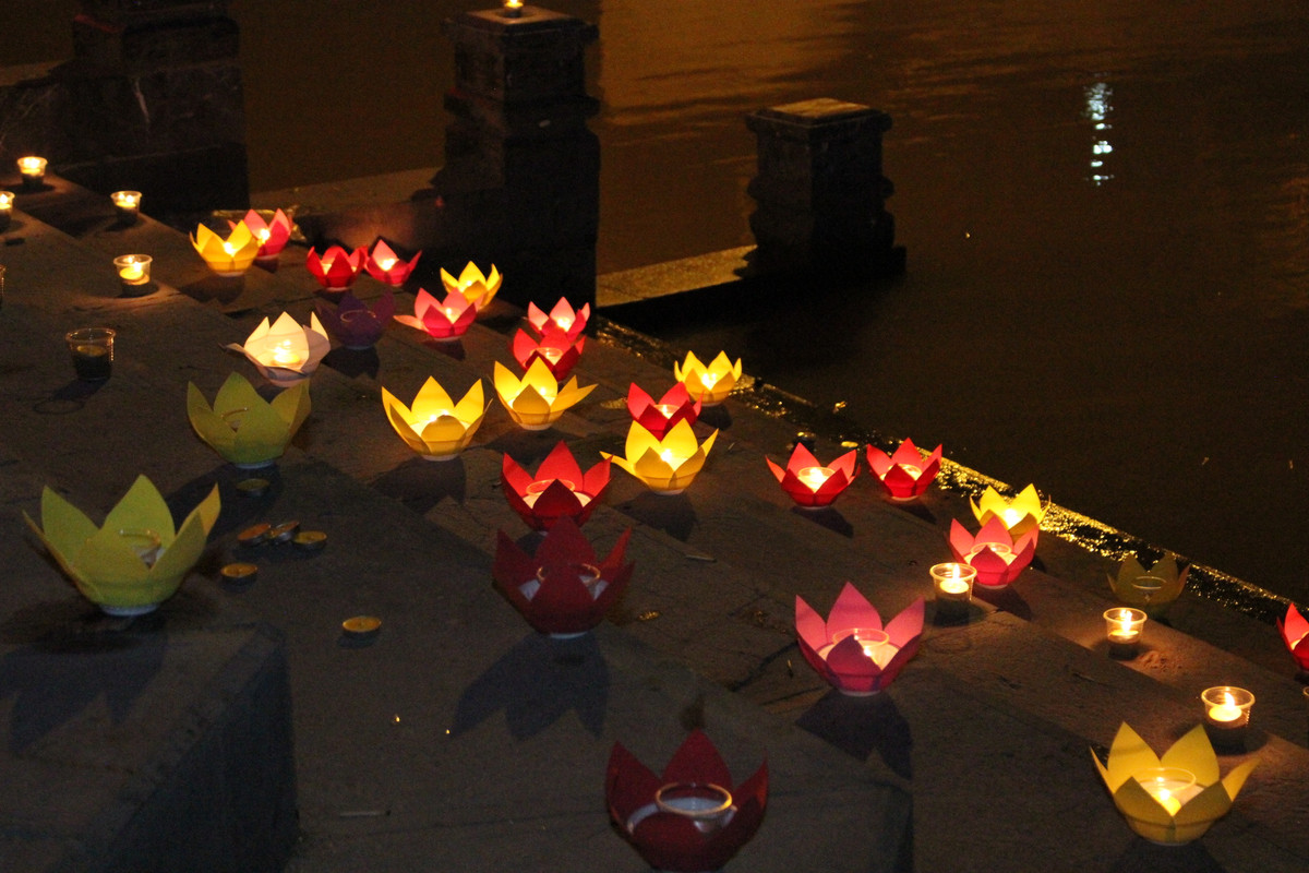 Những cánh hoa đăng lấp lánh khiến đôi bờ Thạch Hãn trở nên vô cùng lung linh trong tối ngày 16/8 vừa qua.