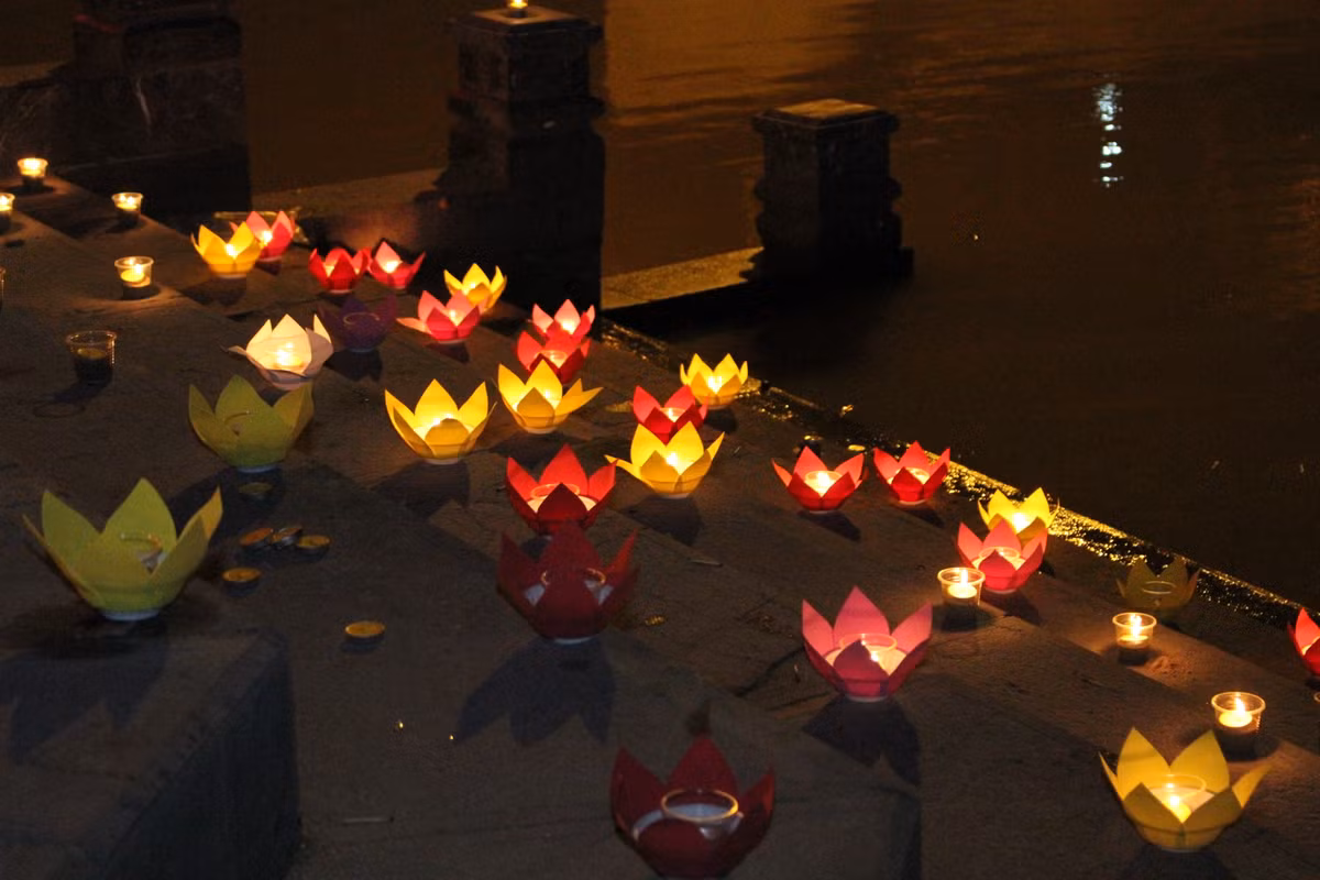 Những cánh hoa đăng lấp lánh khiến đôi bờ Thạch Hãn trở nên vô cùng lung linh trong tối ngày 16/8 vừa qua.