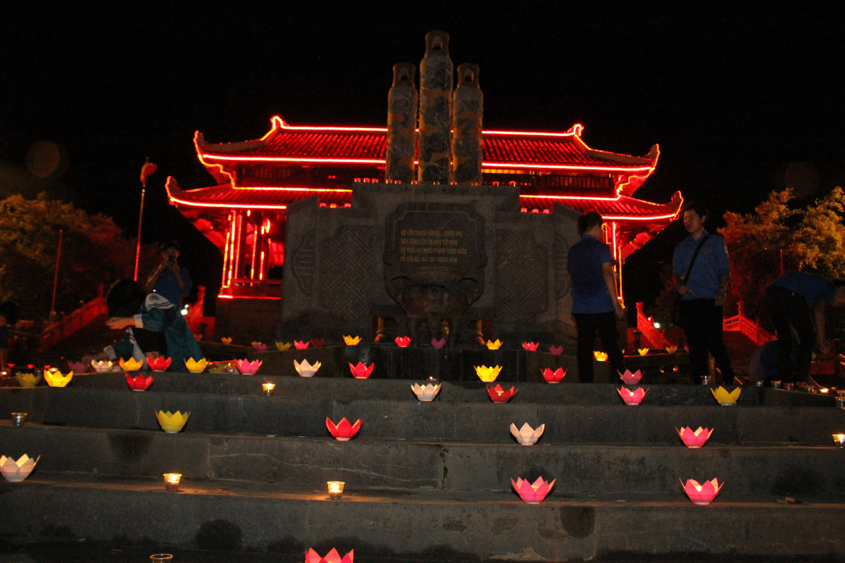 Cảnh nhà tưởng niệm Anh hùng - Liệt sĩ bờ Bắc sông Thạch Hãn được thắp sáng bởi hàng ngàn cánh hoa đăng.