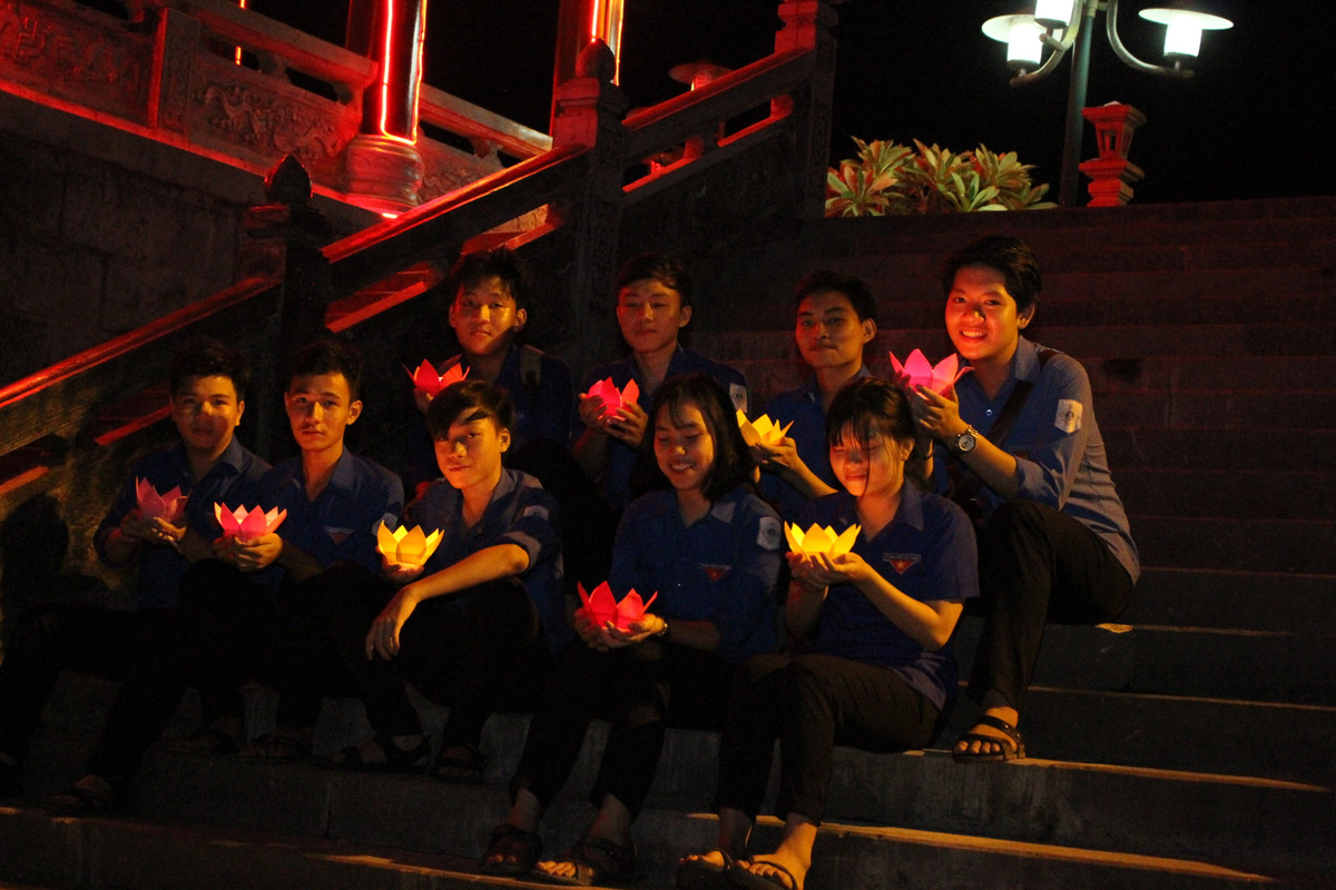 Bức ảnh kỉ niệm của một nhóm thanh niên tình nguyện TP Quảng Trị trong chương trình "Đại Lễ cầu siêu các Anh hùng - Liệt sĩ - đồng bào tử nạn chiến tranh trên sông Thạch hãn và tri ân các Mẹ Việt Nam anh hình tỉnh Quảng Trị" diễn ra vào tối ngày 16/8/2018.