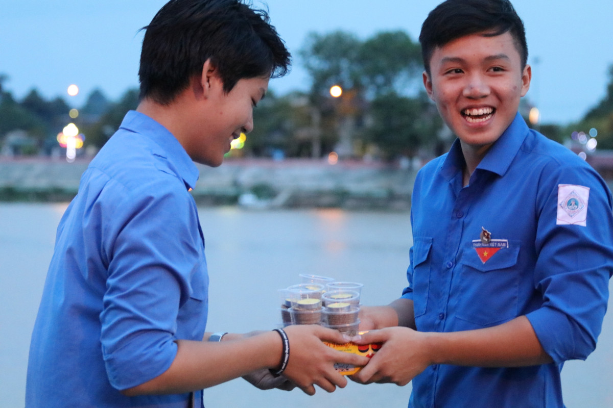 Mỗi ngọn đèn là một lời tri ân sâu sắc của thế hệ trẻ ngày nay gửi tới những người ông, người cha đã ngã xuống để 2 miền Nam - Bắc sum họp một nhà.