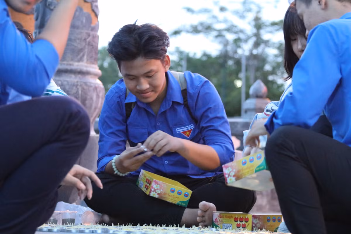 Gioi tre Quang Tri thap sang bo song Thach Han tri an anh hung liet si