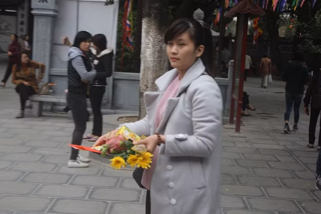 Các bạn trẻ đến chùa Hà không chỉ đi một mình mà họ còn đi cùng nhóm bạn để cùng nhau dâng lên những lời nguyện ước về tình duyên trong năm mới.