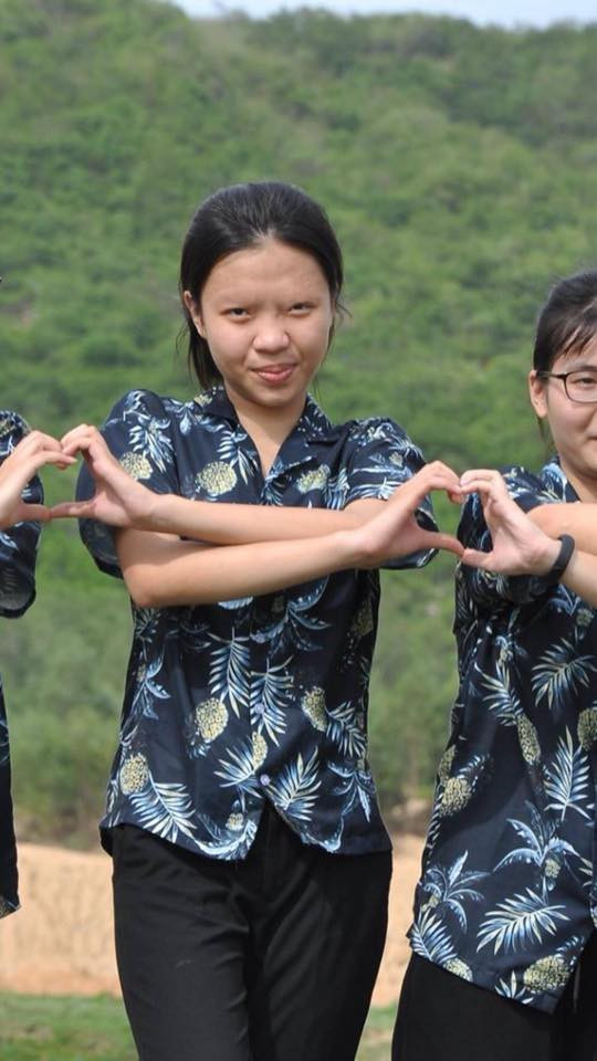 Dân mạng đã đặt câu hỏi liệu có phải điều kiện đầu vào của lớp này là không có lông mày không?