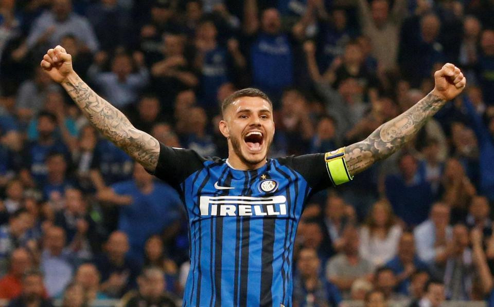 Gazzetta Dello Sport cho hay, lãnh đạo Inter Milan đang ra sức thuyết phục Icardi và Skriniar đặt bút ký vào bản hợp đồng gia hạn, nhằm tránh sự nhòm ngó từ MU.
