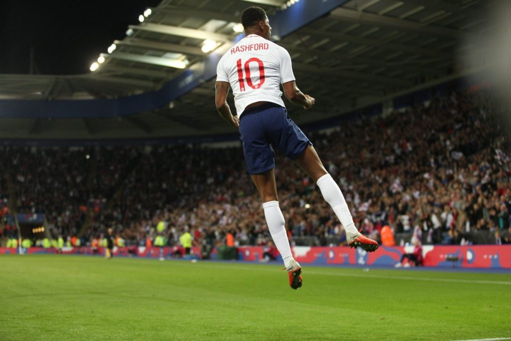 Marcus Rashford liên tiếp được khuyên nhủ, hãy rời MU nếu muốn trở thành một chân sút hàng đầu, thay vì để tài năng bị mài mòn dưới thời Mourinho.
