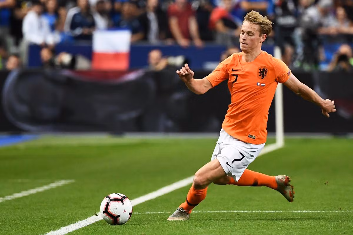  Chuyển nhượng cầu thủ từ Tây Ban Nha, Real Madrid và Barca là hai đội đang chiếm lợi thế hơn cả trong cuộc chiến giành cầu thủ trẻ Frenkie de Jong, người được cả châu Âu mong chờ.