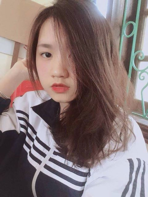 Những bức ảnh của Thúy Hằng sau khi được đăng tải lên mạng đã giúp cô có thêm kha khá bạn bè trên mạng xã hội. Tuy nhiên cũng vì nổi tiếng bất chợt, mà những chuyện không hay từ những bình luận ác ý khiến nữ sinh Nghệ An này phải buồn lòng.