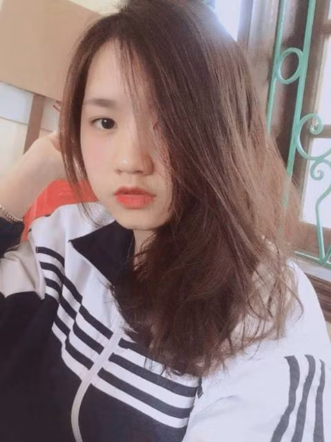 Những bức ảnh của Thúy Hằng sau khi được đăng tải lên mạng đã giúp cô có thêm kha khá bạn bè trên mạng xã hội. Tuy nhiên cũng vì nổi tiếng bất chợt, mà những chuyện không hay từ những bình luận ác ý khiến nữ sinh Nghệ An này phải buồn lòng.