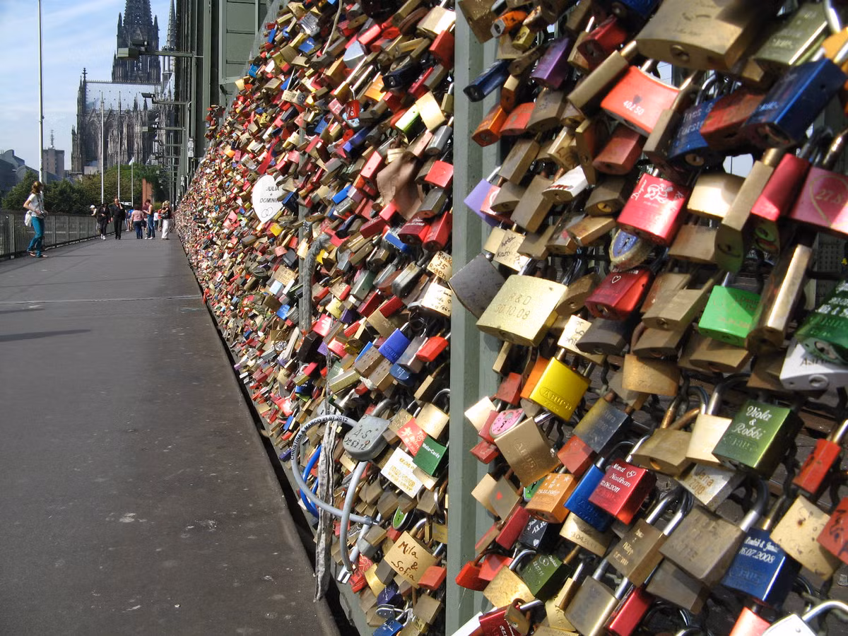 Vô vàn ổ khóa tình yêu được các cặp đôi khóa trên thành cầu với những màu sắc, hình dạng độc đáo đã khiến Hohenzollern trở thành 1 trong những điểm lãng mạn về tình yêu nổi tiếng thế giới. Ảnh: Getty Images.