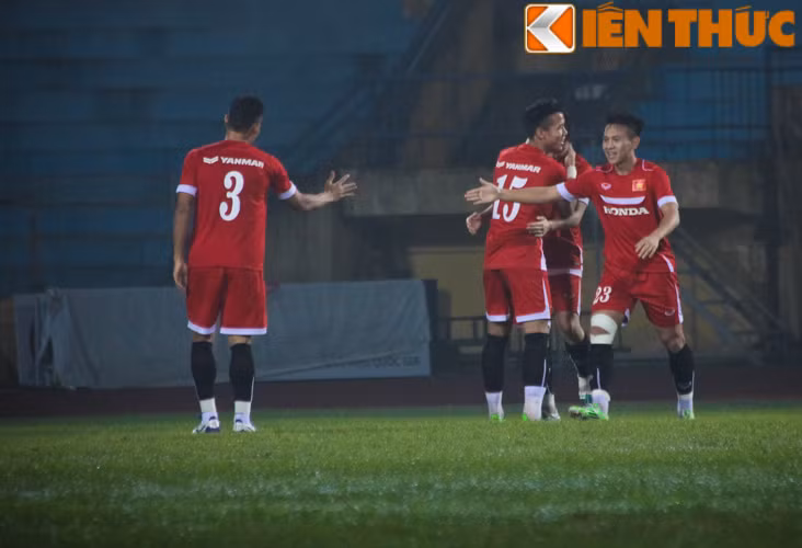 Bước vào trận đấu này, ĐT Việt Nam đã đủ quân khi các cầu thủ CLB Bình Dương đã về hội quân. Chỉ sau vòng 15 phút thi đấu đầu tiên, các tuyển thủ Việt Nam đã có bàn thắng mở tỷ số do công của tiền đạo chủ lực Lê Công Vinh.