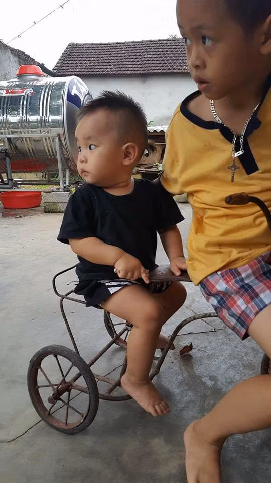 "Cái xe này từ thời chị đầu nhà mình dùng, cũng 40 năm rồi đấy. Hồi đó có xe này là hoành tráng lắm. Hết 6 chị em chơi, giờ đến con cháu hàng xóm, con cháu nhà mình. Cả làng ai cũng biết cái xe" nickname Nguyễn Trần Nam.