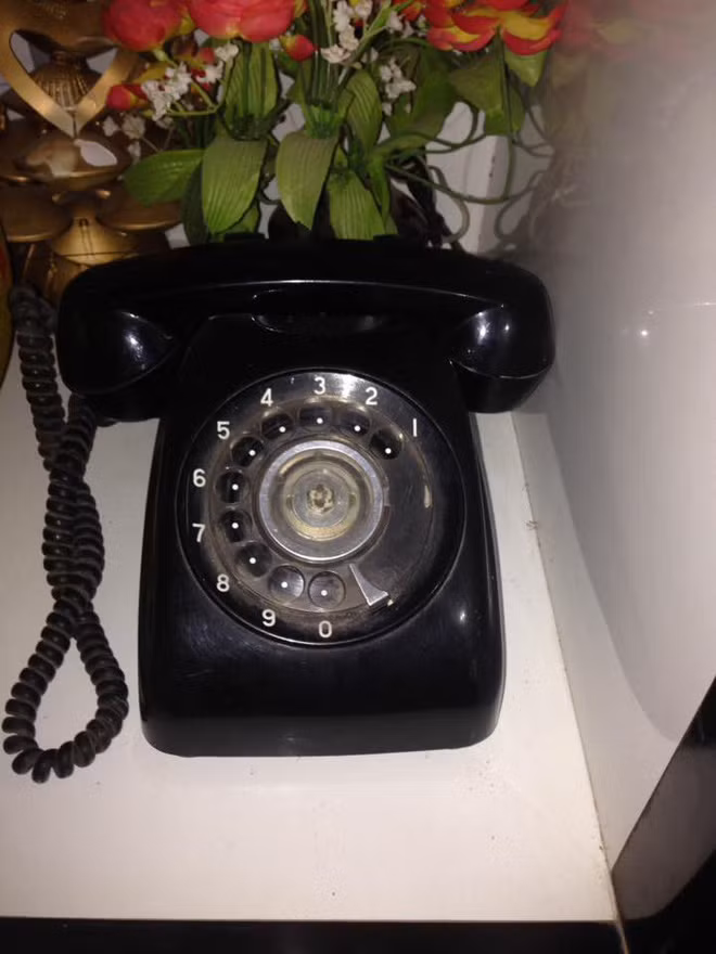 Chiếc điện thoại cổ này chắc hẳn nhiều nhà vẫn còn giữ lại và nó là cả 1 tuổi thơ quay lấy, quay để của bọn trẻ.