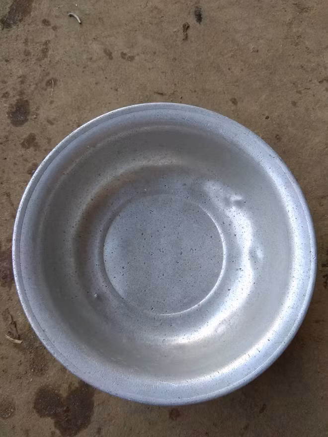 "Hồi lớp 9 mình mang cái bát nhôm này đến lớp mà cả lớp ai cũng hỏi mang chậu đi học à. Bát nhôm rất dày và có lâu năm lắm rồi" nickname Lý Trường Sơn khoe đồ cổ với dân mạng.