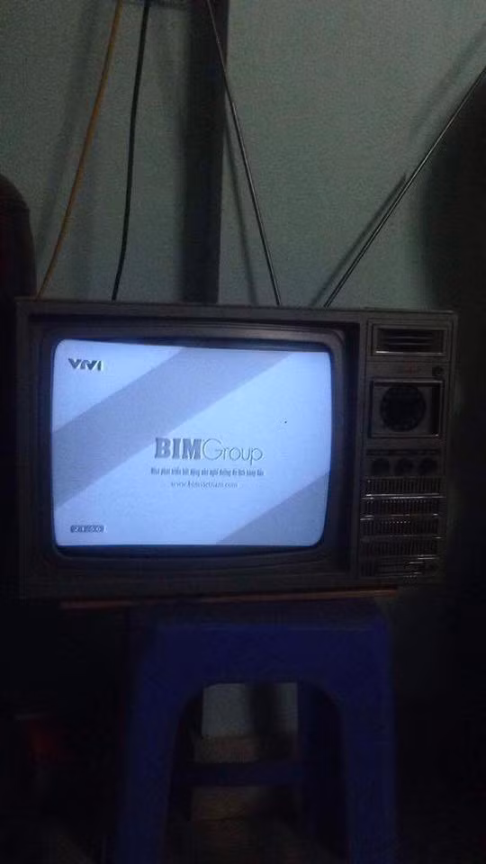 Cái tivi đen trắng từ thời ông bà để lại cũng được khoe trên mạng xã hội.