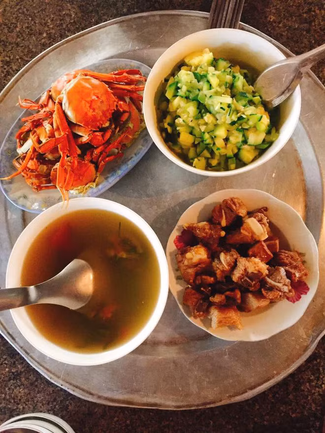 Theo tìm hiểu, trào lưu khoe đồ cổ trong nhà bắt đầu từ nickname Lê Tiến khi anh chàng này khoe chiếc muôi múc canh có tuổi đời ngót nghét 40 năm. Ngay sau đó, dân mạng liên tục khoe những thứ đồ cổ gia đình mình có từ mâm nhôm cho tới nồi đồng và tất cả đều có tuổi đời rất cao.