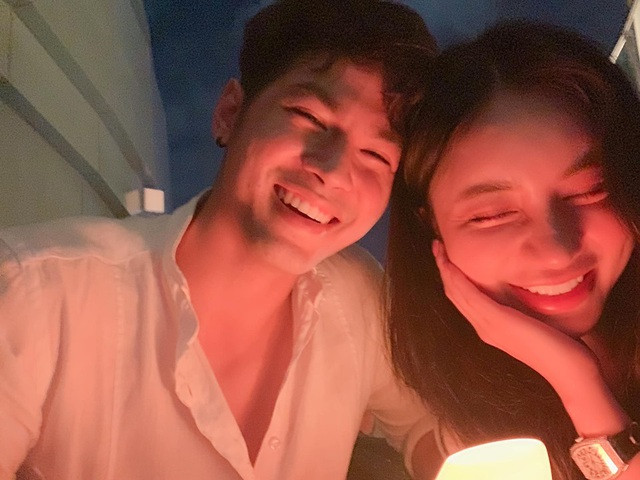 Nhìn những hình ảnh về bạn trai mới, nhiều người cũng tinh ý nhận ra một sự trùng hợp đặc biệt khi Trang Anna quen ai cũng rất đẹp trai tựa nam thần.