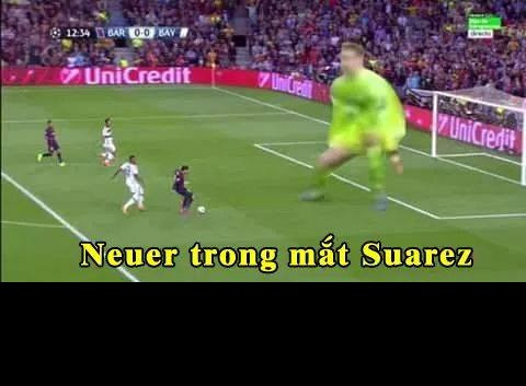 Suarez coi Neuer là người khổng lồ và có pha xỏ háng nâng tỷ số lên 3-0 cho Barca.
