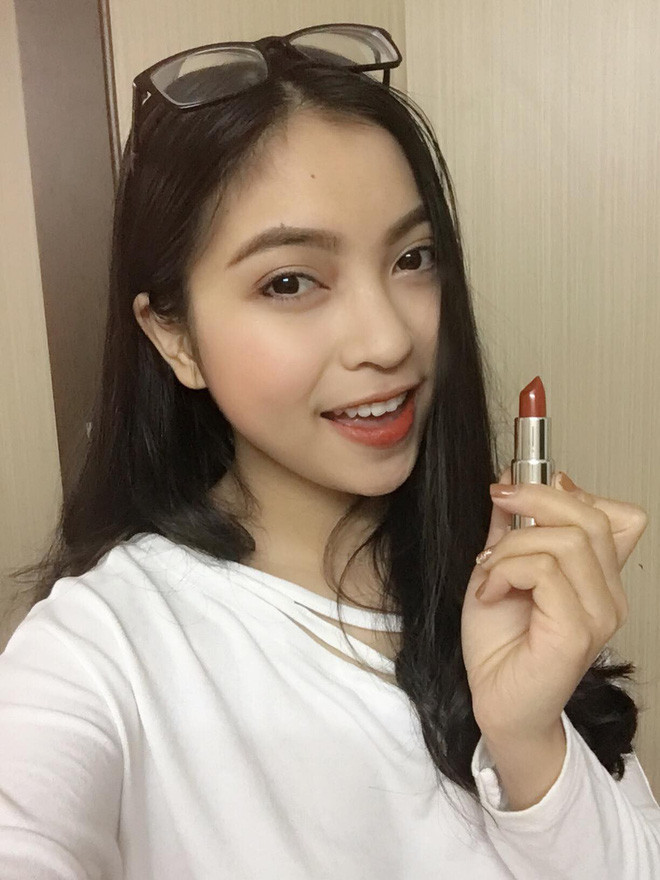 Sau khi bức ảnh của bạn gái cầu thủ U23 Việt Nam đăng tải, nhiều dân mạng đã cho rằng với phong cách trang điểm này Nhật Lê sở hữu nét đẹp rất Tây.