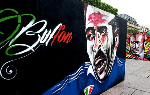 Nhằm hâm nóng bầu không khí VCK Euro 2016 đồng thời thúc đẩy nghệ thuật đường phố, một nhóm nghệ sĩ đã trưng bày những bức tranh graffiti cỡ lớn trên đường phố của thủ đô Paris (Pháp).