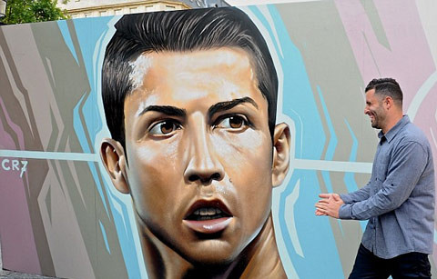 Những bức tranh này có chủ đề hướng tới đó là chân dung của đội hình 11 huyền thoại lọt vào danh sách đội hình tiêu biểu lịch sử VCK Euro do UEFA tổ chức bình chọn.