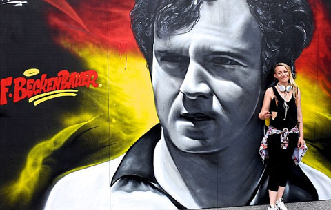 Những tác phẩm nghệ thuật này đã thu hút được rất nhiều du khách tới Pháp để xem VCK Euro năm nay có dịp tham quan và chụp ảnh lưu niệm.