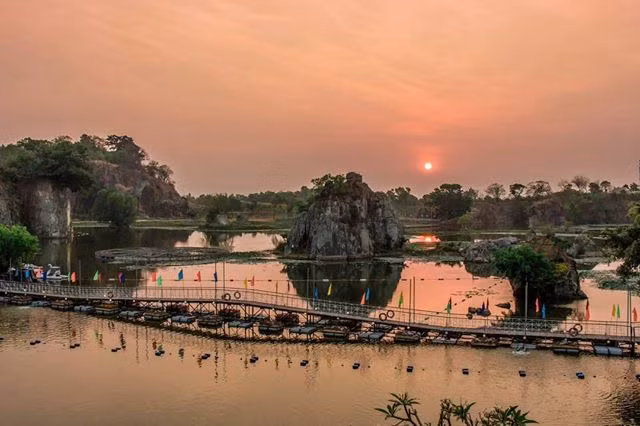 Khu du lịch Bửu Long được xây dựng quanh khu hồ nước nhân tạo do khai thác đá rộng hàng chục ha. Với cảnh quan thiên nhiên sơn thủy hữu tình, đã tạo thành một Bửu Long thơ mộng, được ví như “Vịnh Hạ Long” của vùng miền đông Nam Bộ.