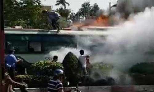 Phát hiện vụ cháy, người dân sống gần đó cầm nhiều bình chữa cháy, leo lên mui xe dập tắt hoàn toàn đám cháy trước khi lửa lan rộng. Ảnh cắt clip.