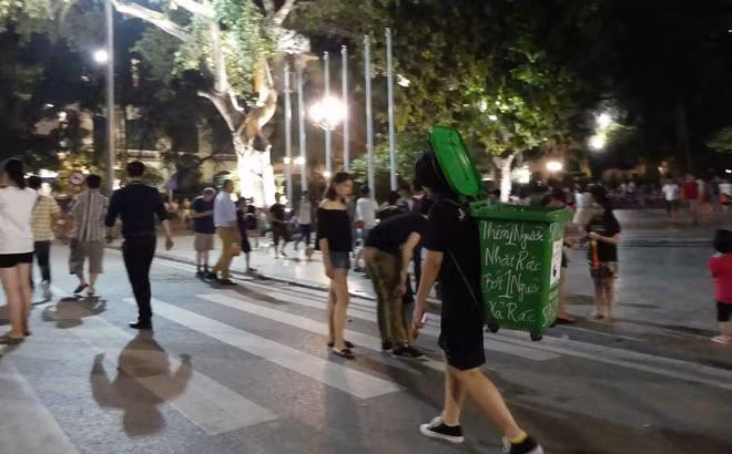 Mới đây, một diễn đàn chơi ảnh lớn trên Facebook đăng tải hình ảnh một bạn trẻ đeo thùng rác đi nhặt rác tại phố đi bộ Hồ Gươm - Hà Nội được rất nhiều người chú ý.