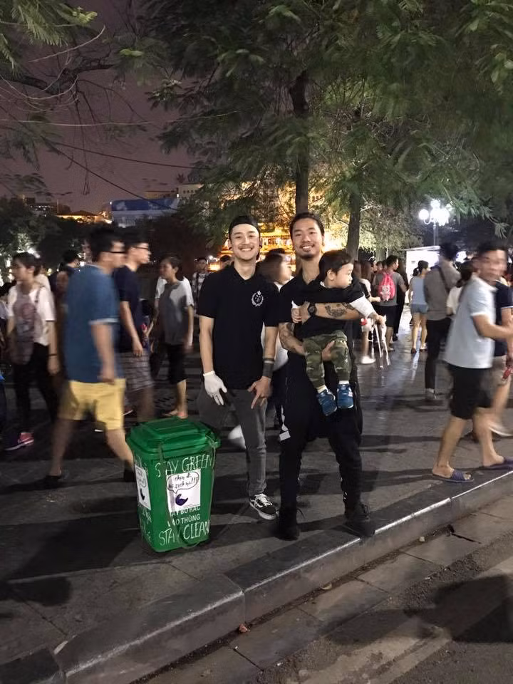 Theo một số dân mạng, hành động này của nhóm bạn trẻ nói trên đã thức tỉnh được một số người có thói quen vứt rác bừa bãi. Dù nhiều ý kiến khác nhau, nhưng quan trọng vẫn là lối suy nghĩ, ý thức của mỗi người chúng ta.