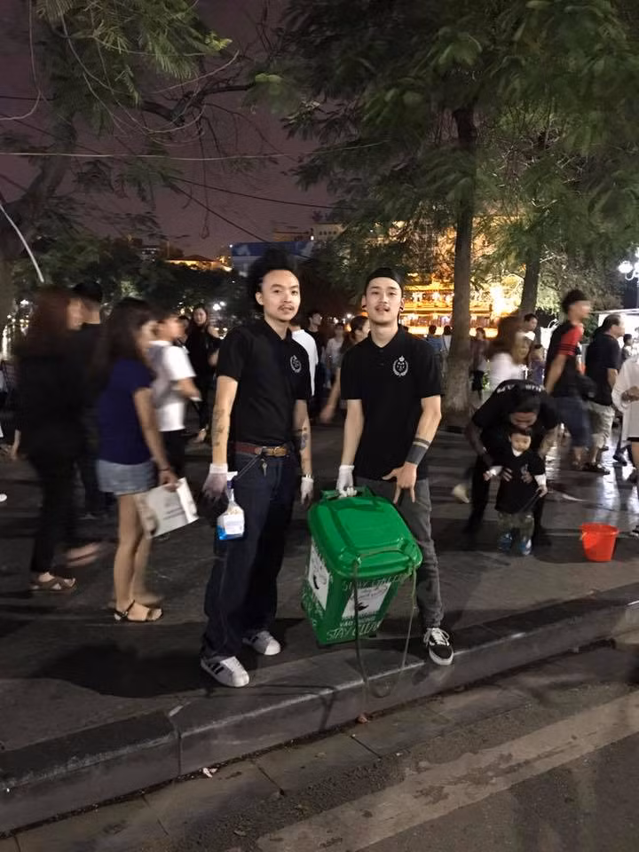 Sau khi đăng tải, bức ảnh của nhóm Minh Giang và Khánh Loan nhận được hơn 12.000 lượt thích từ cộng đồng mạng. Đa số đều cho rằng đây là một hành động đẹp và hiếm có của cô gái trong giới trẻ ngày nay.