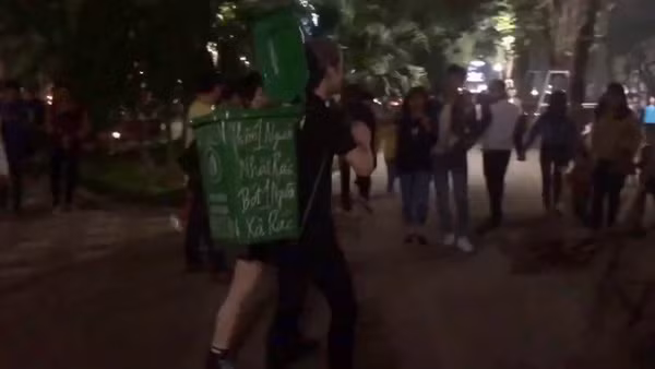 Được biết, sau mỗi buổi đi thu gom, rác được nhóm đưa về những điểm tập kết rác thải công cộng. Còn những chiếc thùng xanh lại được cọ sạch để tiếp tục được địu trên lưng các thành viên vào tuần sau nhằm giữ vệ sinh. Ảnh sử dụng trong bài: Sưu tầm Facebook/ Trần Minh Giang
