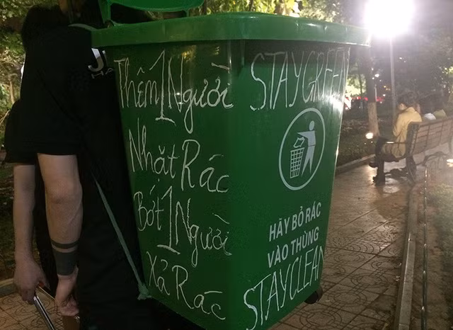 Được biết, nhóm tự phát của Minh Giang và Khánh Loan hoạt động nhặt rác trên phố đi bộ từ tháng 11/2016. Hiện tại mỗi ngày làm việc, nhóm thường chia làm 10 tốp nhỏ, mỗi tốp có một người đeo thùng rác trên lưng đi cùng với 1-2 người phụ trách nhặt rác.