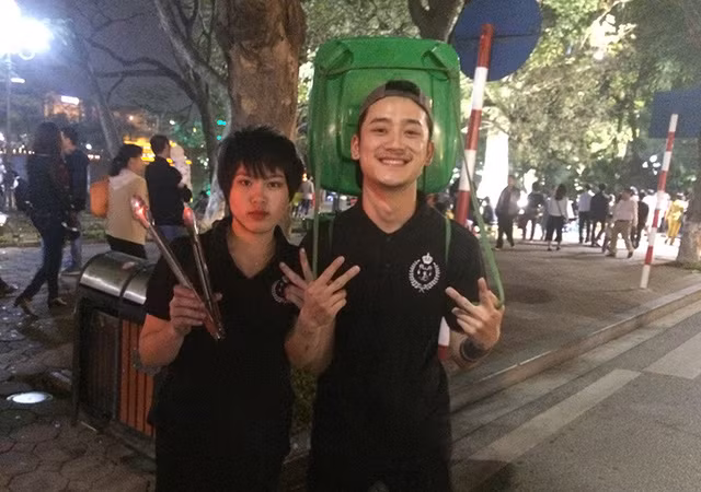 Các bạn trẻ của nhóm Minh Giang và Khánh Loan sẽ đi vòng quanh những con phố đi bộ để thu gom rác và bên cạnh đó cũng là tuyên truyền thông điệp bảo vệ cảnh quan môi trường bằng những thông điệp được ghi trên thùng.