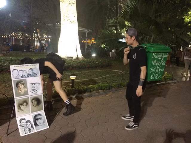 Theo chia sẻ của Minh Giang thì anh và cô bạn Khánh Loan đang hoạt động công ích, cụ thể là nhặt rác trên phố đi bộ Hồ Gươm. Đây là hoạt động tự phát của một nhóm bạn trẻ gồm khoảng 20 người với mục đích là nâng cao ý thức bảo vệ môi trường của người dân ở những nơi công cộng.