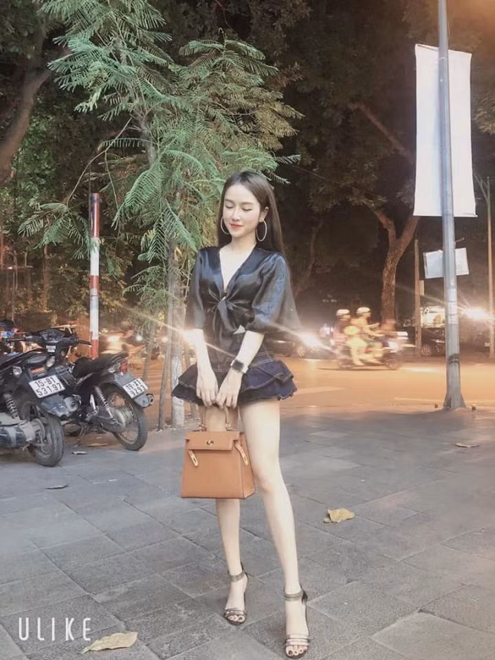 Không chỉ gây chú ý bằng tài năng trang điểm, Hoàng Giang còn tạo thiện cảm cho khách hàng bằng nhan sắc và gu thời trang trẻ trung và năng động của mình.