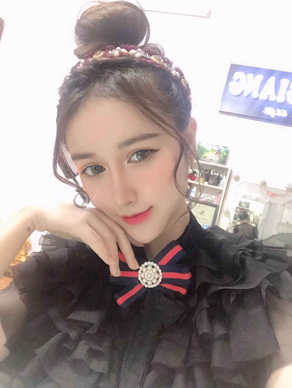 Tiếp theo sang tới đất khách, mình gặp rào cản về ngôn ngữ nên phải phụ thuộc vào khá nhiều người phiên dịch. Nhưng may mắn gặp được "phiên dịch" có tâm nên hầu hết những kiến thức đều được mình ghi chép đầy đủ và thực hành". Hoàng Giang chia sẻ thêm.