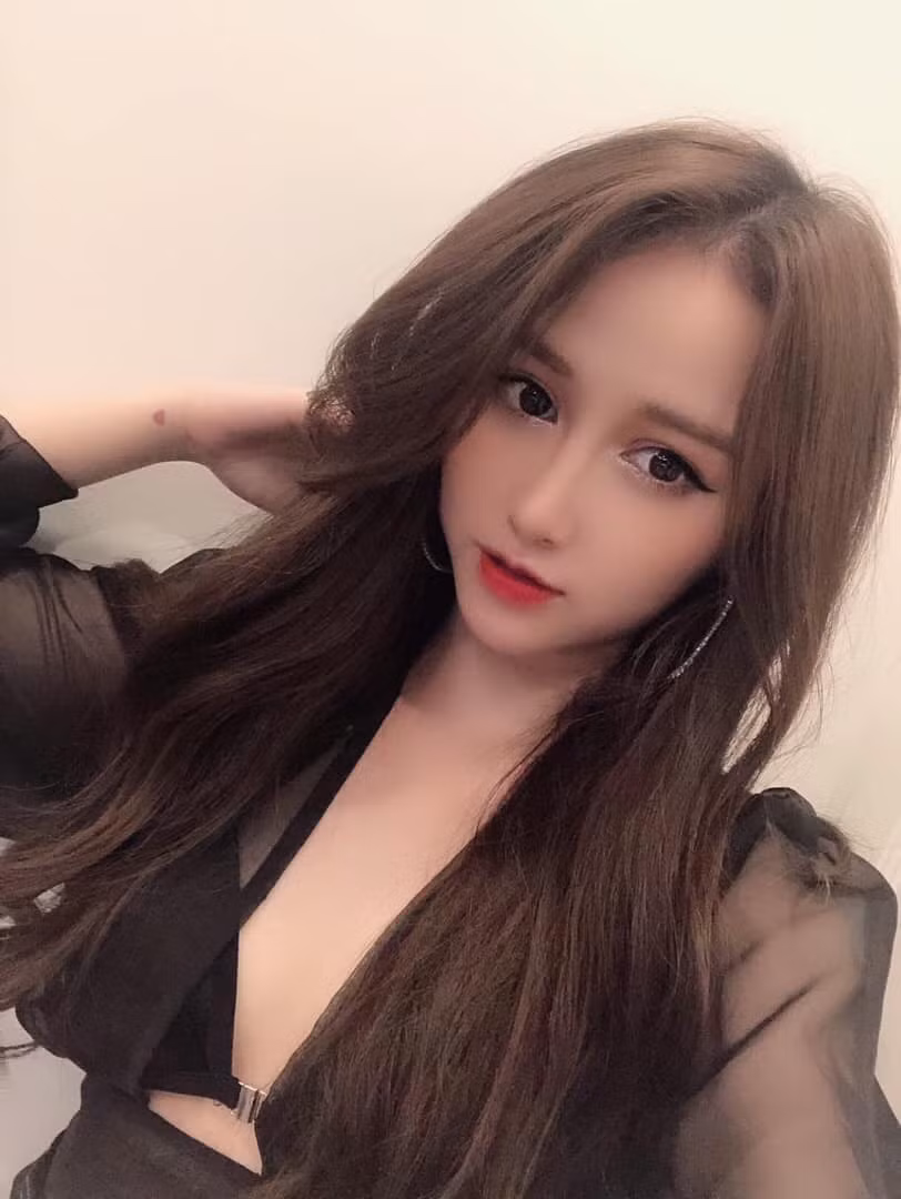 Nói về câu chuyện sang Hàn Quốc học thêm nghề, Hoàng Giang cho biết: "Những ngày đầu quyết định đi, mình gặp phải nhiều rào cản. Đầu tiên, đến từ gia đình vì là con gái nên bố mẹ không muốn xa chút nào. Nhưng vì say nghề nên mình cố gắng thuyết phục và được bố mẹ đồng ý...