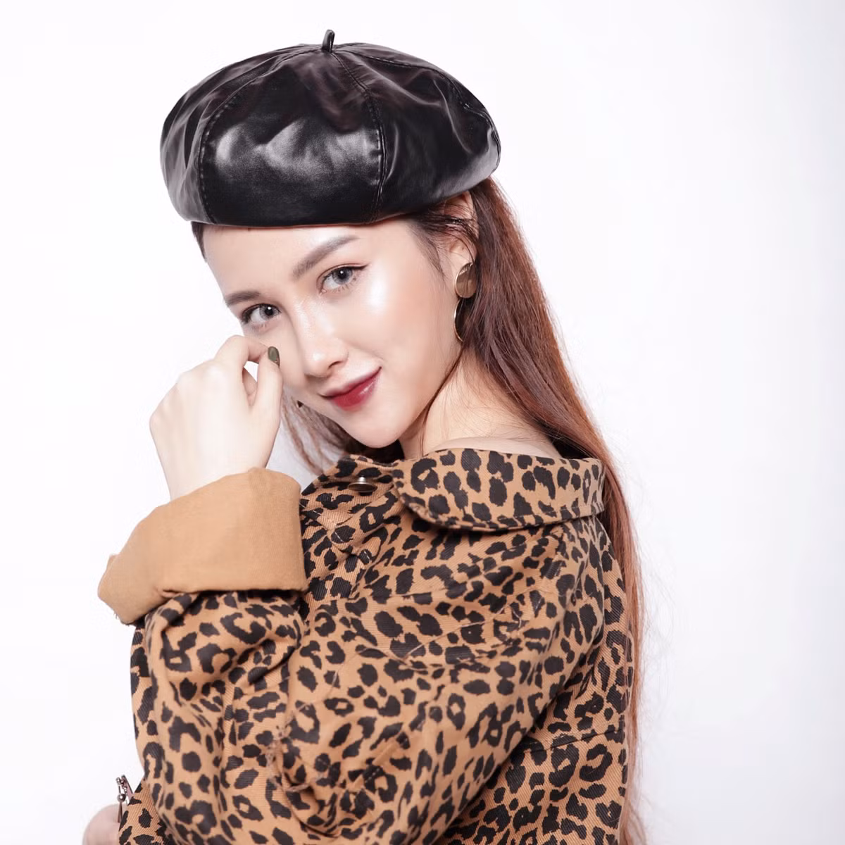 Trong vài năm trở lại đây, makeup trở thành nghề được nhiều bạn trẻ lựa chọn để bắt đầu sự nghiệp. Cũng từ đó nhiều gương mặt các chuyên gia trang điểm sở hữu cả tài lẫn sắc xuất hiện, trong số này phải kể tới cô bạn có tên Hoàng Giang.