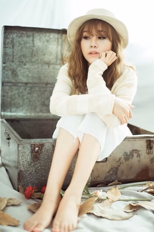 Chia sẻ về ca khúc cover mới của mình, Bà Tưng cho hay, cô thực hiện sản phẩm này không phải vì chạy theo trào lưu mà nó xuất phát từ sự yêu mến đặc biệt dành cho bộ phim cũng như bản nhạc.