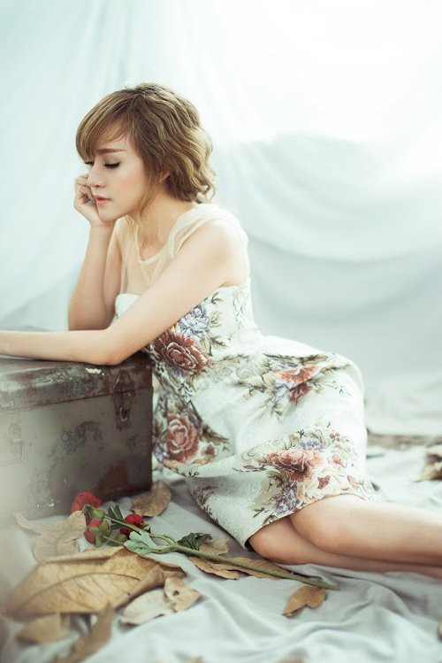 Cùng với việc dấn thân vào con đường ca hát, Bà Tưng cũng không quên gửi tặng NHM của mình một bộ ảnh mới kín đáo nhưng không kém phần quyến rũ.