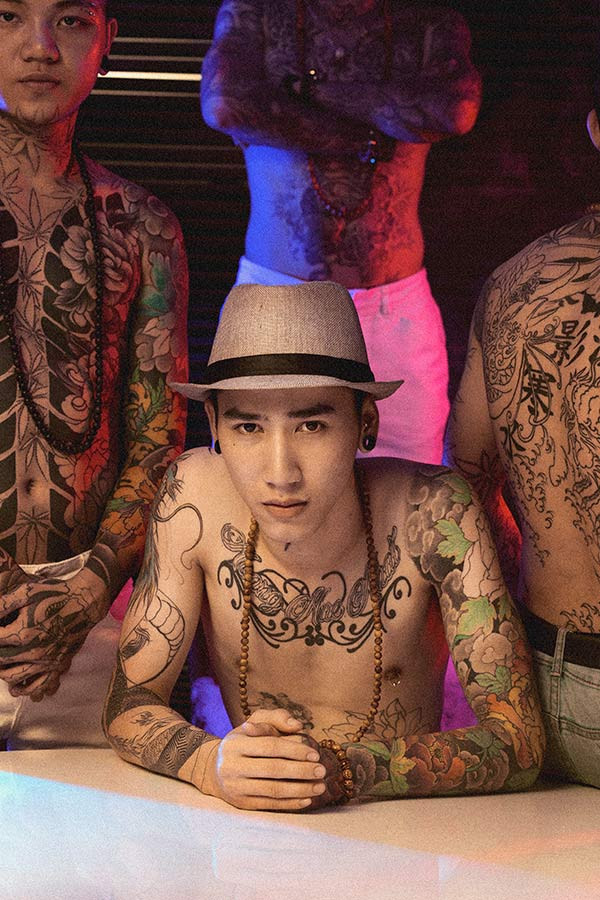 Rất nhiều người nhìn thấy ảnh này, sẽ liên tưởng đến… hội nghị bàn tròn của xã hội đen. Nhưng xin đính chính rằng đó là cuộc tâm sự của những thợ xăm có tiếng tại Sài Gòn khi họ cùng ngồi lại với nhau để nói chuyện nghề, nói chuyện đời.