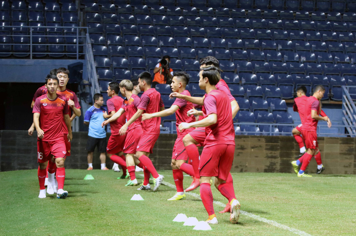 Không chỉ duy trì sự tập trung cần thiết, các cầu thủ đội tuyển Việt Nam còn thể hiện tâm lý rất vững vàng trước áp lực đến từ cuộc đối đầu với chủ nhà Thái Lan ở ngay ngày mở màn.