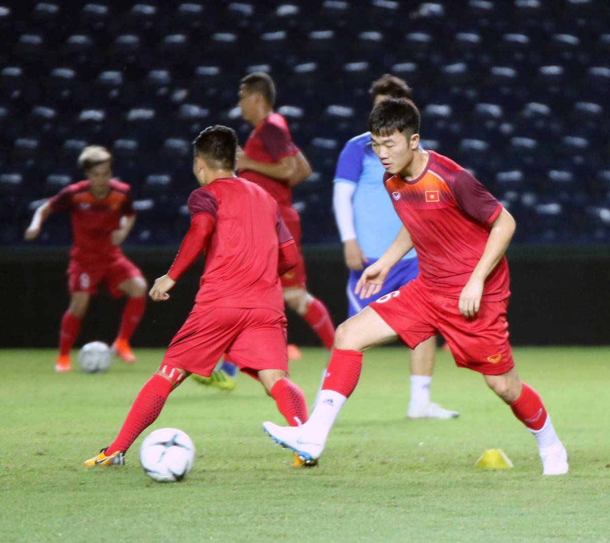 Trả lời phỏng vấn báo chí trước buổi tập, đội phó Văn Toàn cho biết toàn đội cảm thấy rất thoải mái và tập trung chuẩn bị thật tốt cho trận đấu với ĐT Thái Lan vào ngày 5/6 tới. Cá nhân Văn Toàn cũng rất tự tin vào phong độ của mình và hi vọng sẽ có màn thể hiện tốt nếu như được lựa chọn vào sân thi đấu.