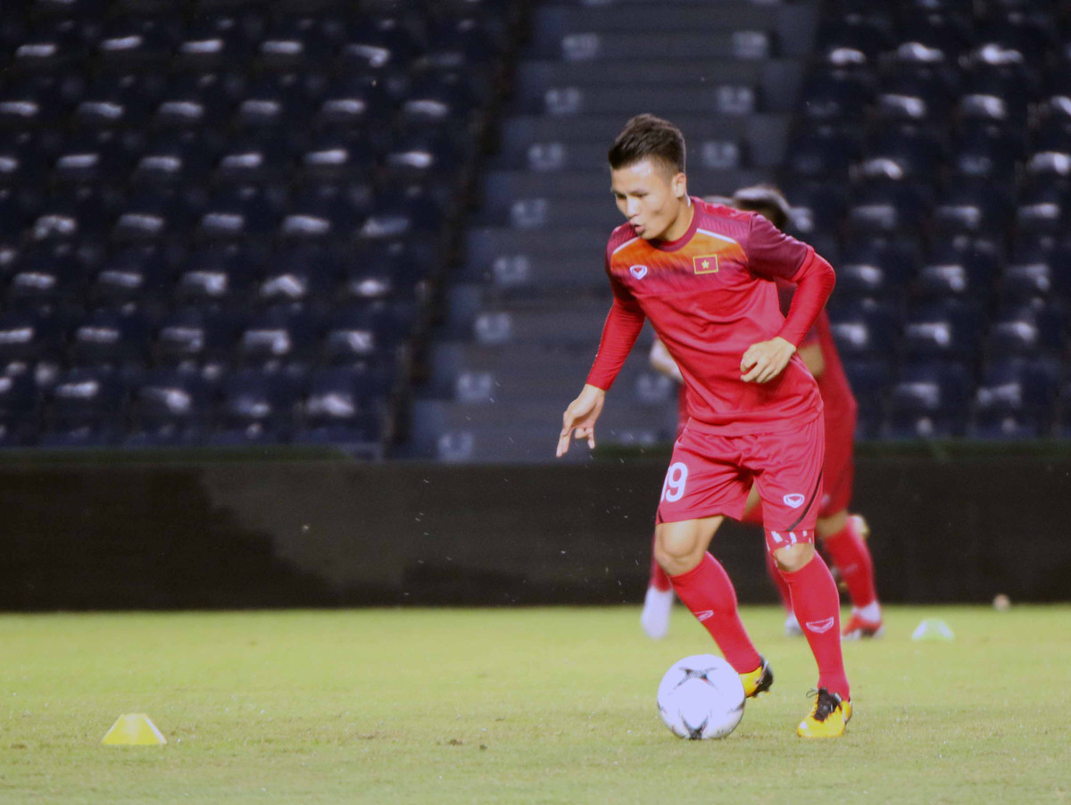 Nhà cầm quân người Hàn Quốc cùng với các học trò đã đến sân sớm hơn nửa giờ để làm công tác chuẩn bị và khởi động bên ngoài đường piste.