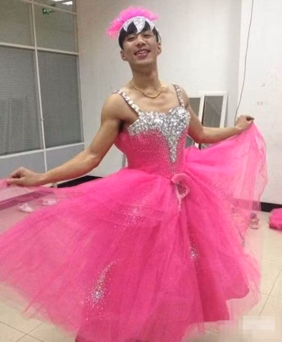 Nhưng cô gái mua hàng không thể ngờ rằng chủ shop lại là đàn ông và anh chàng này lại chiều "thượng đế" đến mức thử từng chiếc váy rồi chụp ảnh gửi cho mình khiến cho nữ khách hàng vừa buồn cười lại vô cùng cảm động bởi sự nhiệt tình này.