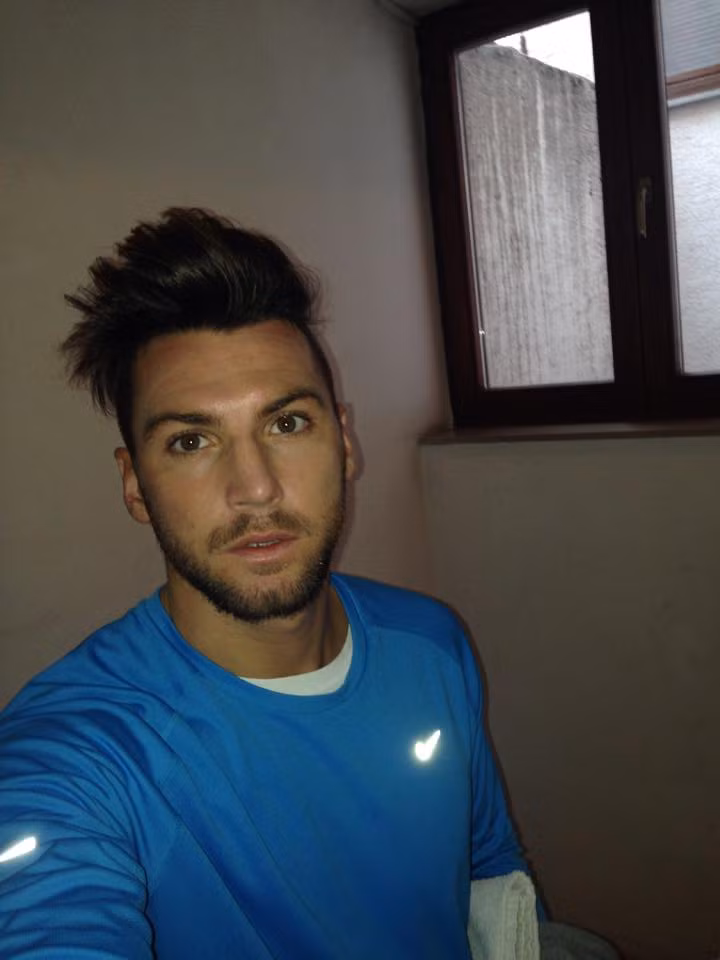 Marko Simic là cầu thủ người Croatia đang thi đấu trong màu áo của B.Bình Dương. Thành công của B.Bình Dương trong mùa bóng 2015, có công rất lớn của cầu thủ người Croatia này. Cũng chính ngoại binh đẹp trai này thời gian gần đây được cư dân mạng nhắc tới rất nhiều.