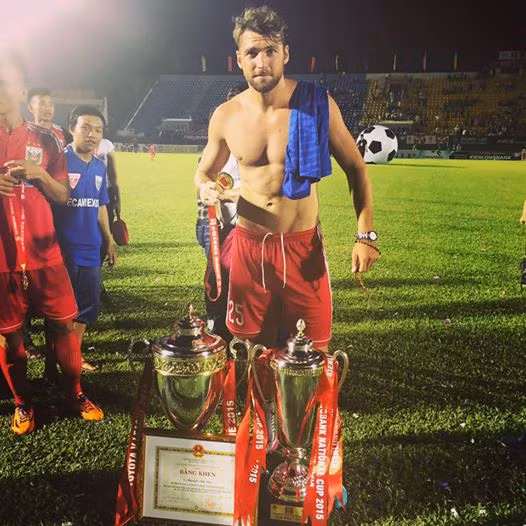 Marko Simic với hai chiếc Cup V.League 2015 và Cup QG 2015 mà B.Bình Dương vừa giành được.